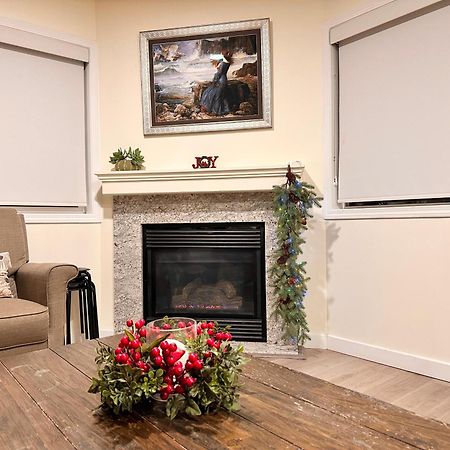 Appartamento B212 Hot Tub, Ac X3, Parking, 2 Min To Banff Gate Canmore Esterno foto