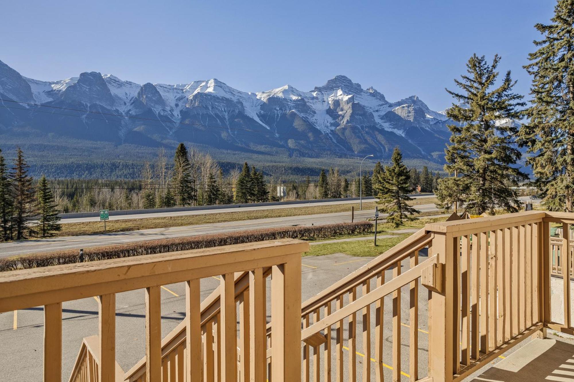 Appartamento B212 Hot Tub, Ac X3, Parking, 2 Min To Banff Gate Canmore Esterno foto
