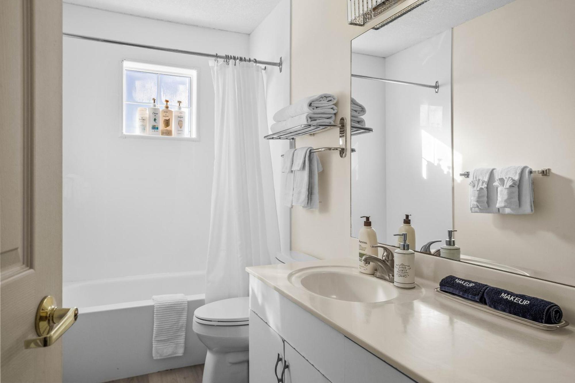 Appartamento B212 Hot Tub, Ac X3, Parking, 2 Min To Banff Gate Canmore Esterno foto
