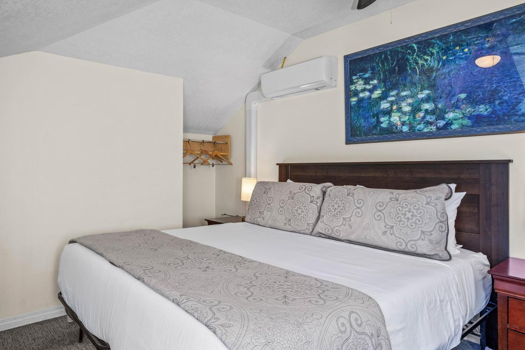 Appartamento B212 Hot Tub, Ac X3, Parking, 2 Min To Banff Gate Canmore Esterno foto