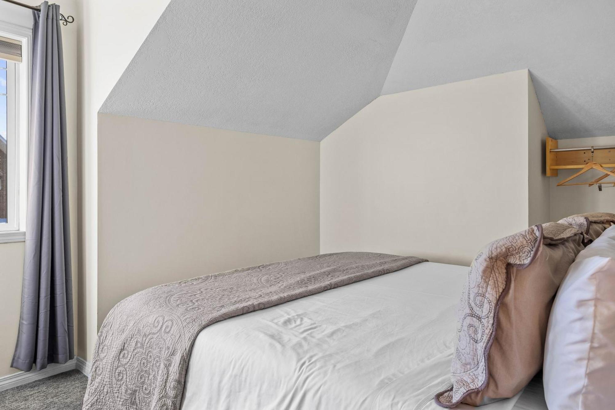 Appartamento B212 Hot Tub, Ac X3, Parking, 2 Min To Banff Gate Canmore Esterno foto