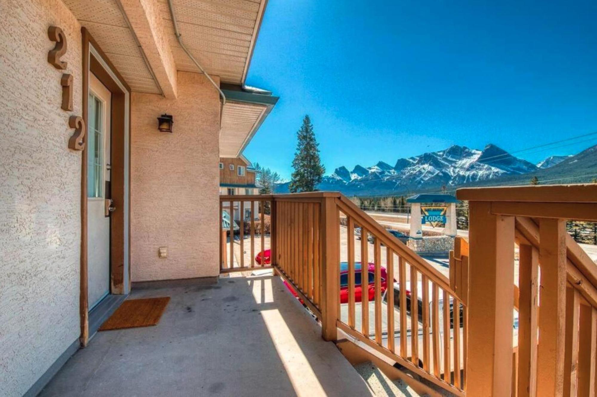 Appartamento B212 Hot Tub, Ac X3, Parking, 2 Min To Banff Gate Canmore Esterno foto