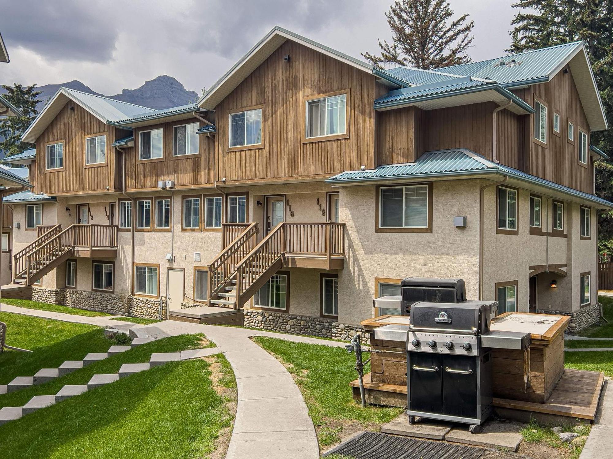 Appartamento B212 Hot Tub, Ac X3, Parking, 2 Min To Banff Gate Canmore Esterno foto