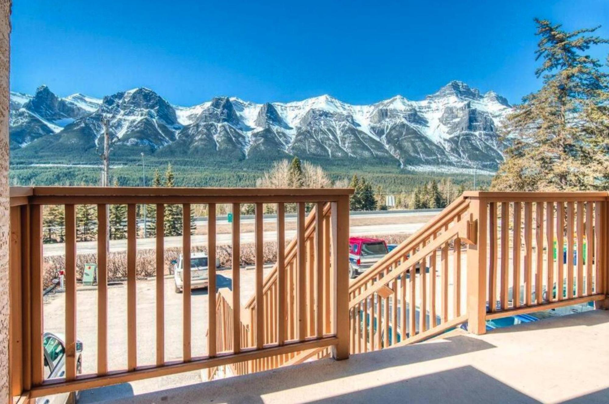 Appartamento B212 Hot Tub, Ac X3, Parking, 2 Min To Banff Gate Canmore Esterno foto