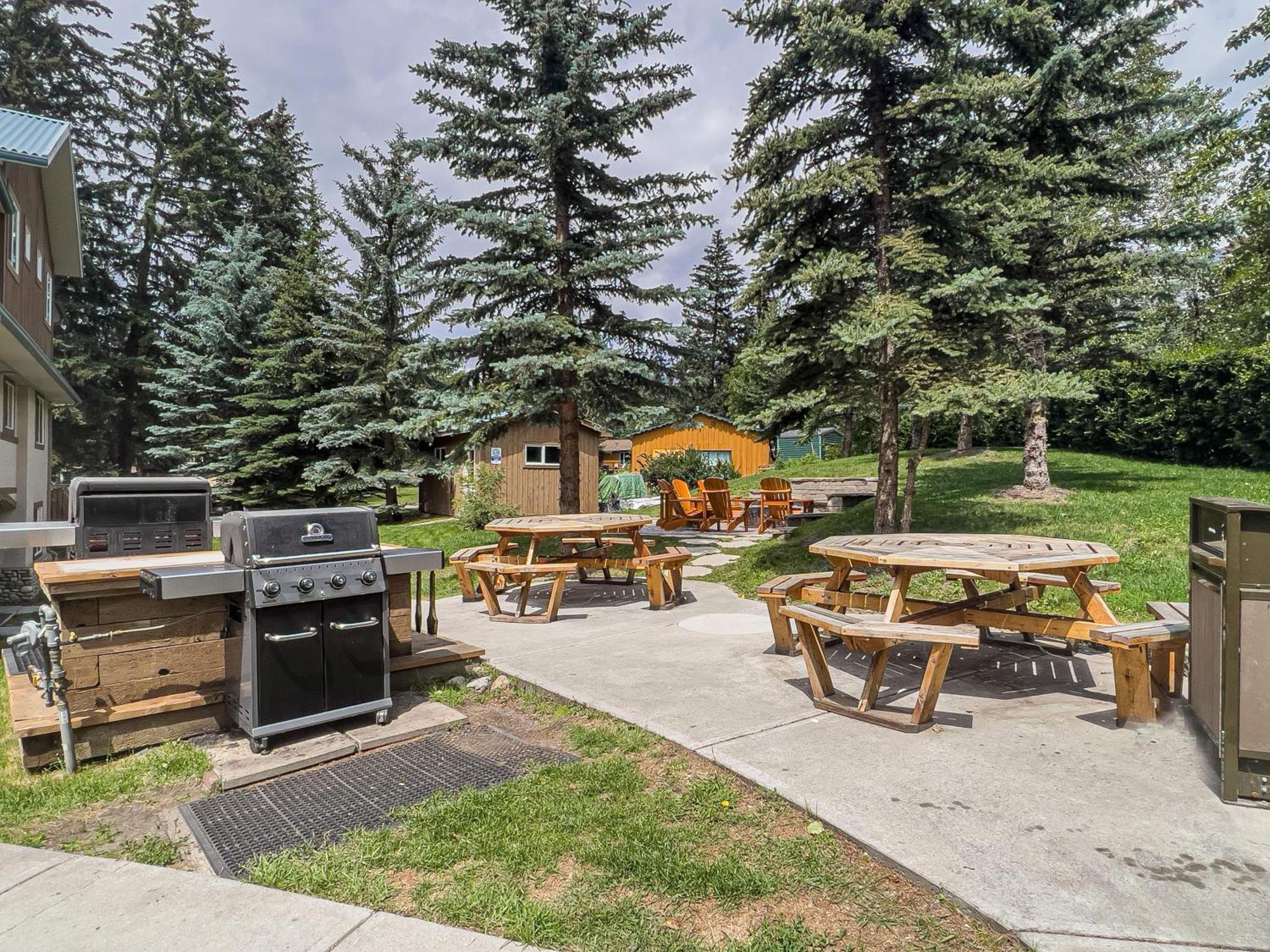 Appartamento B212 Hot Tub, Ac X3, Parking, 2 Min To Banff Gate Canmore Esterno foto