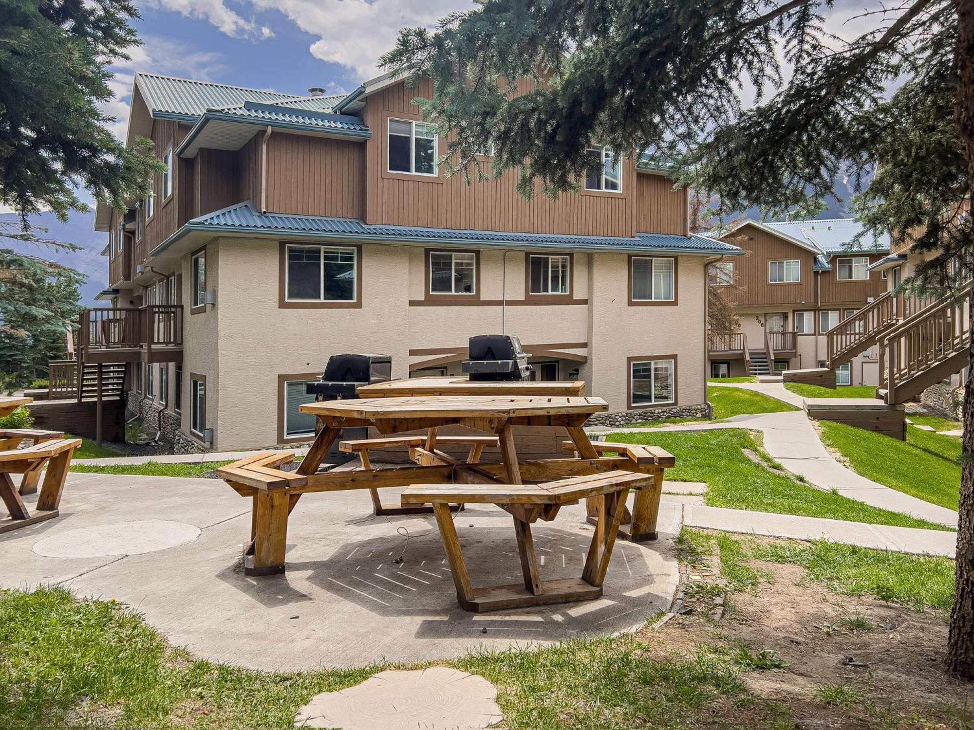 Appartamento B212 Hot Tub, Ac X3, Parking, 2 Min To Banff Gate Canmore Esterno foto
