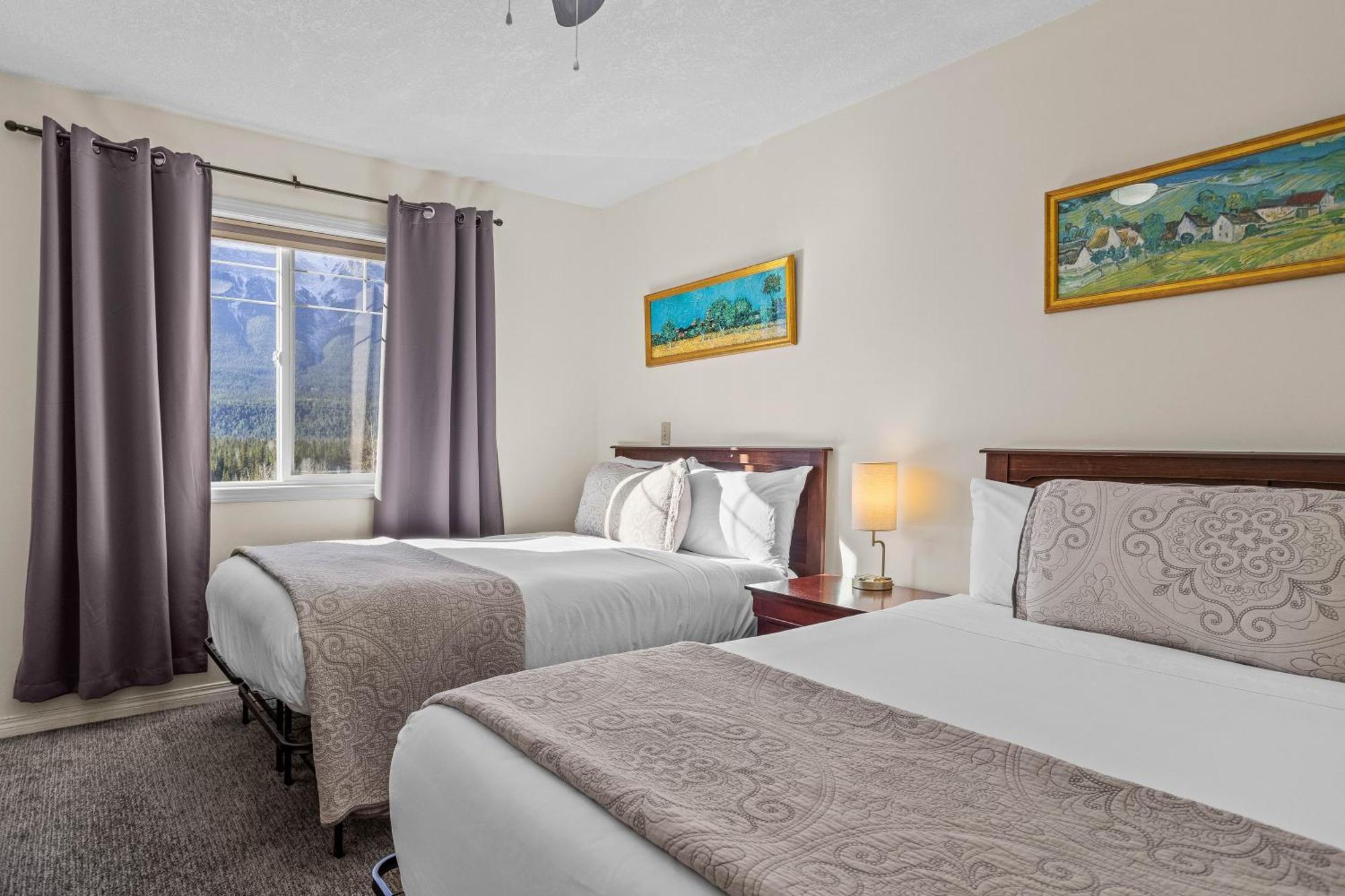 Appartamento B212 Hot Tub, Ac X3, Parking, 2 Min To Banff Gate Canmore Esterno foto