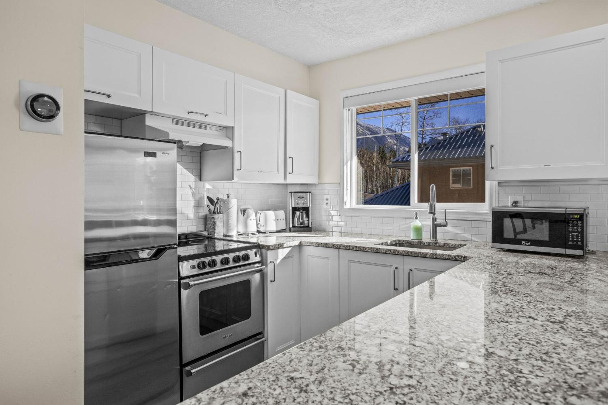 Appartamento B212 Hot Tub, Ac X3, Parking, 2 Min To Banff Gate Canmore Esterno foto