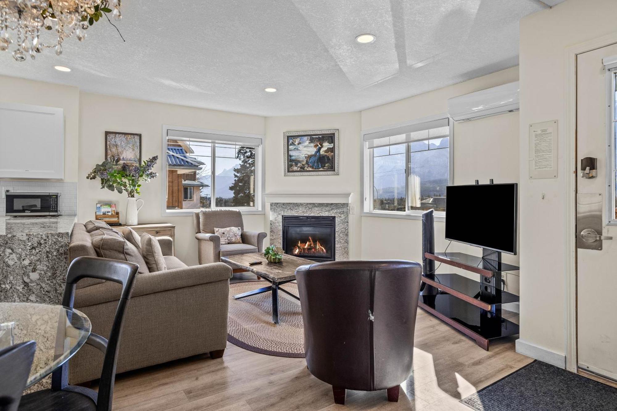 Appartamento B212 Hot Tub, Ac X3, Parking, 2 Min To Banff Gate Canmore Esterno foto